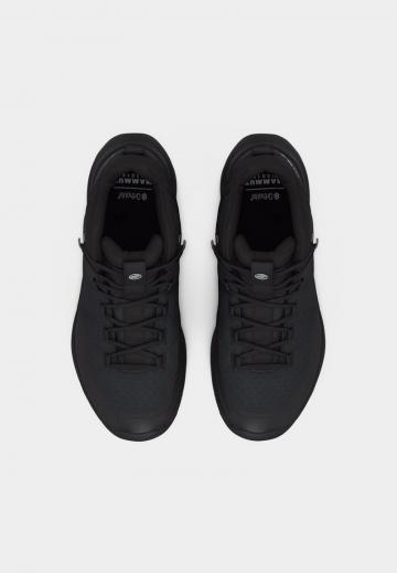 Походные кроссовки