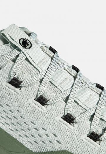 Походные кроссовки