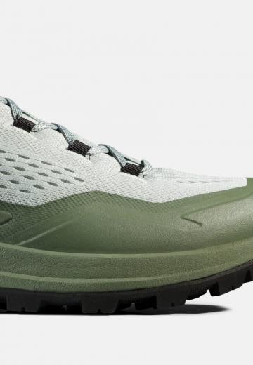 Походные кроссовки