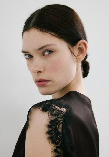 Блузка без рукавов