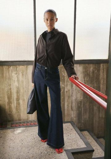 Клешеные джинсы