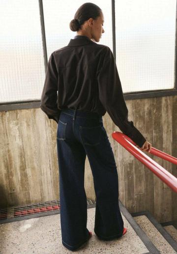 Клешеные джинсы