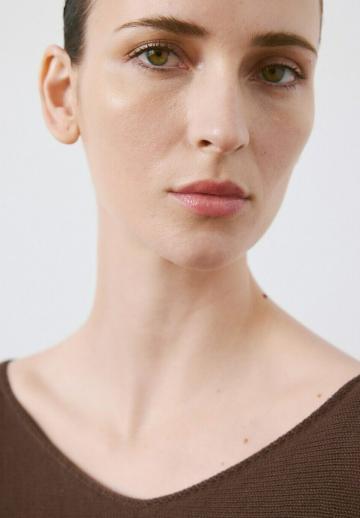 Пуловер с вырезом V