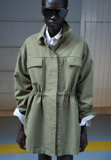 Куртка с накладнымит карманами