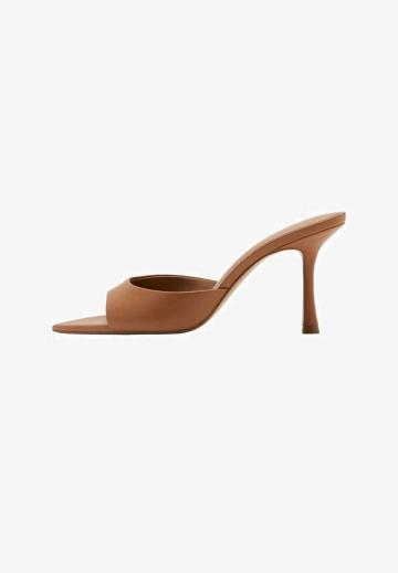 Босоножки на каблуке