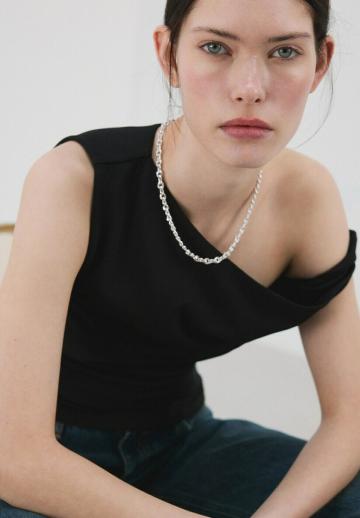 Блузка без рукавов