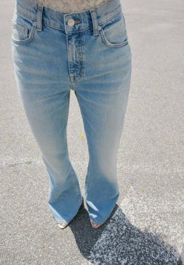 Клешеные джинсы