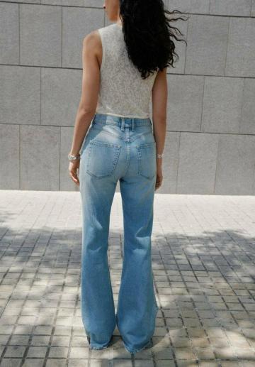 Клешеные джинсы