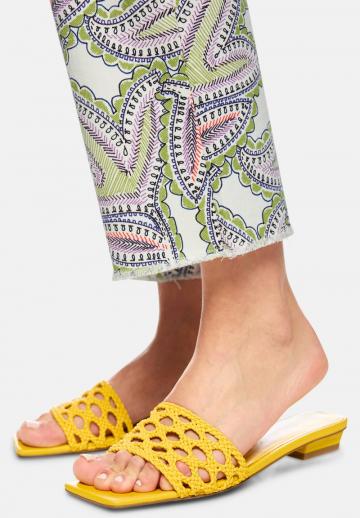 Короткие джинсы