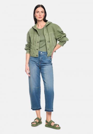 Короткие джинсы