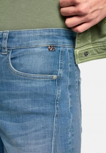 Короткие джинсы