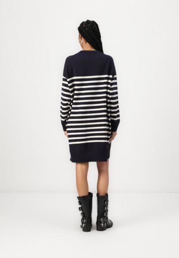 Вязаное платье