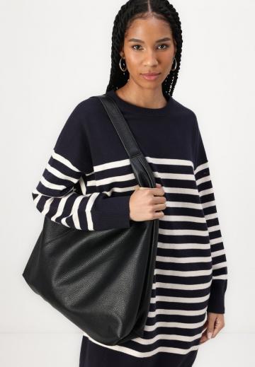 Вязаное платье