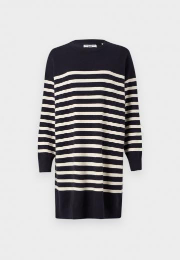 Вязаное платье