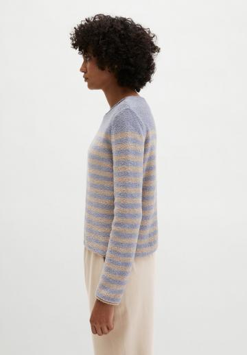 Пуловер в полоску