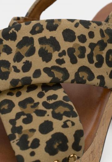 Босоножки на каблуке