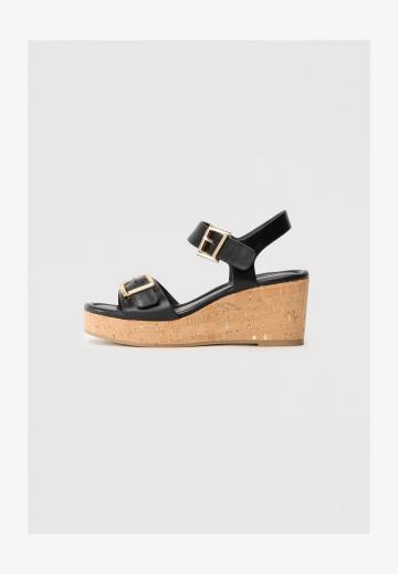 Босоножки на танкетке