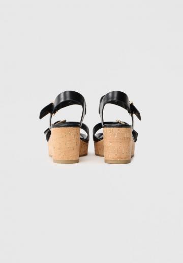 Босоножки на танкетке