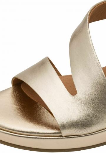 Босоножки на танкетке