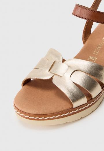 Босоножки на танкетке