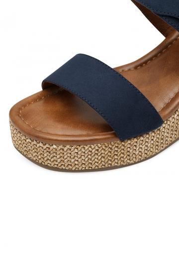 Босоножки на танкетке