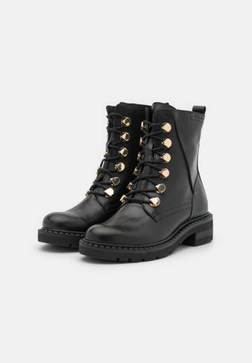 Ботинки на шнуровке