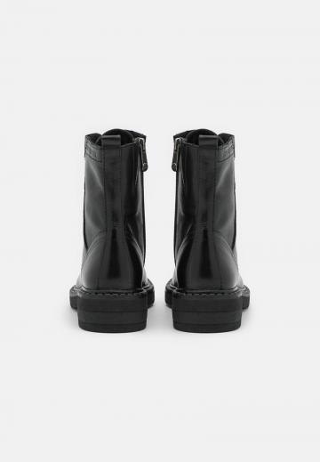 Ботинки на шнуровке