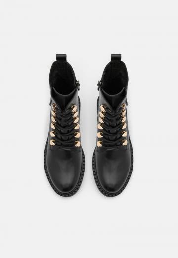 Ботинки на шнуровке