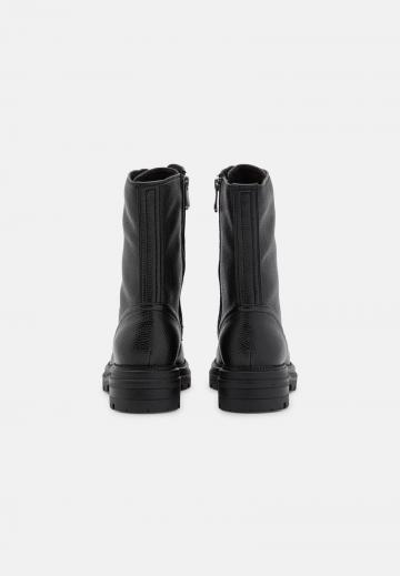 Ботинки на шнуровке