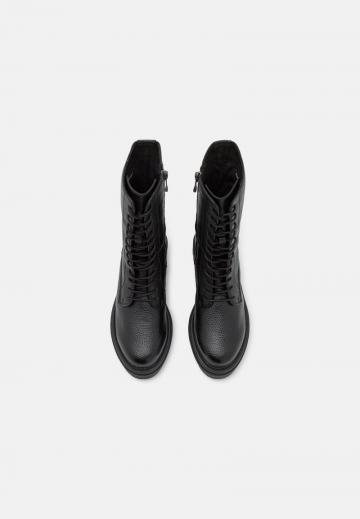 Ботинки на шнуровке