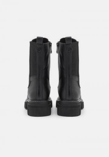 Ботинки на шнуровке