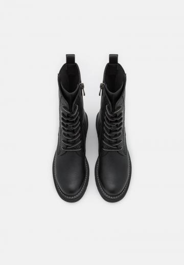 Ботинки на шнуровке