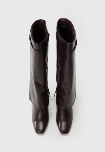 Высокие сапоги