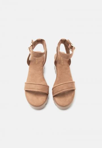 Босоножки на танкетке