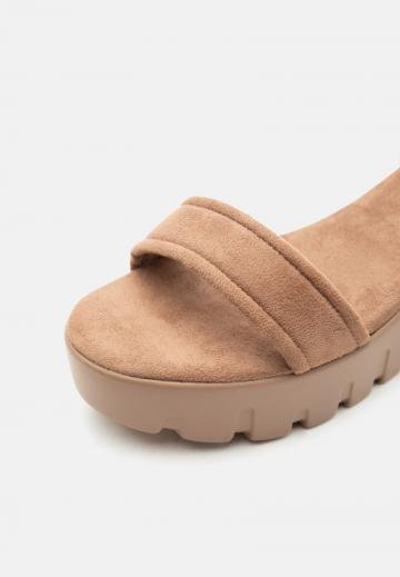 Босоножки на танкетке