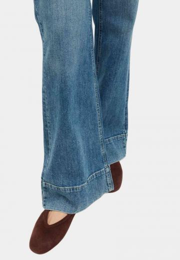 Клешеные джинсы