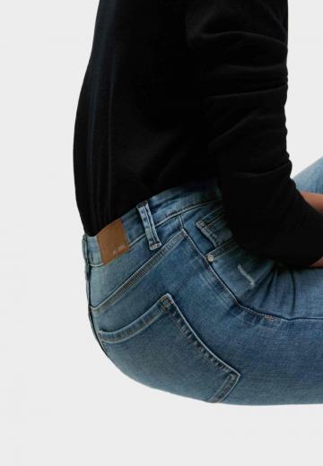 Прямые джинсы