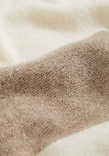 Пуловер в полоску