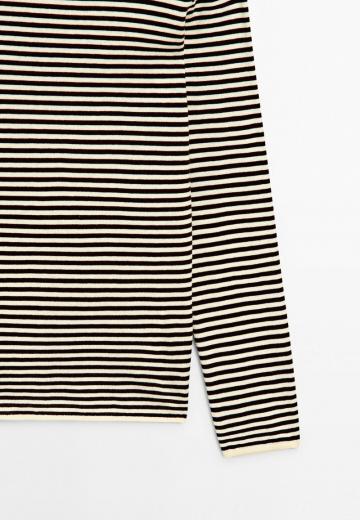 Пуловер в полоску