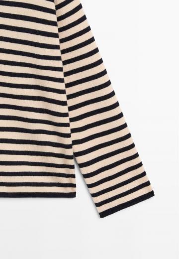 Пуловер в полоску