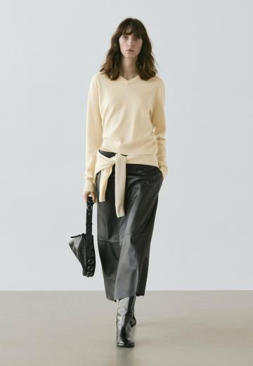 Пуловер с вырезом V