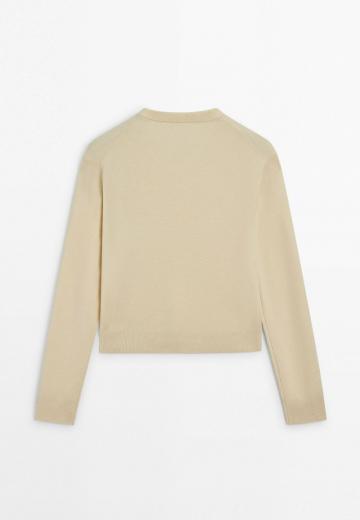 Пуловер с вырезом V