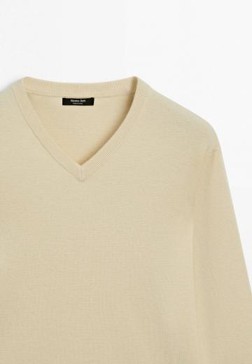 Пуловер с вырезом V