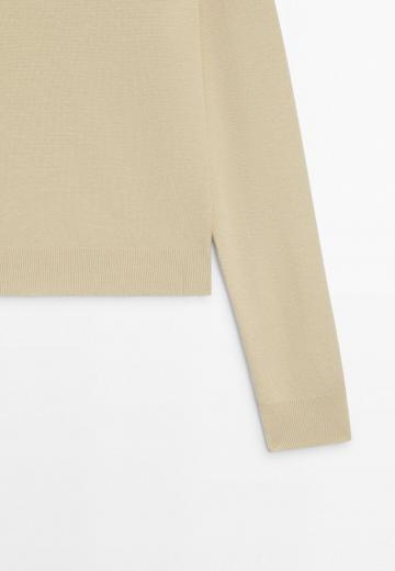 Пуловер с вырезом V