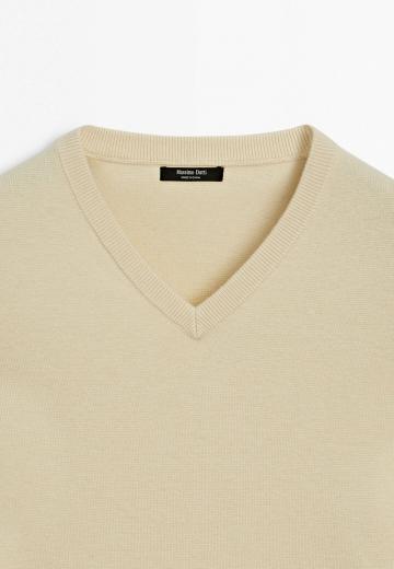 Пуловер с вырезом V