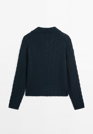 Пуловер с вырезом V