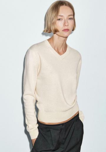 Пуловер с вырезом V