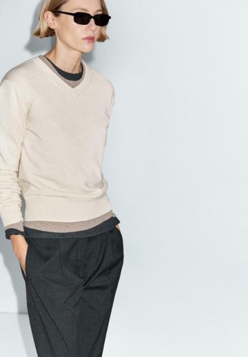 Пуловер с вырезом V