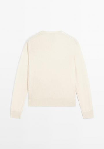 Пуловер с вырезом V