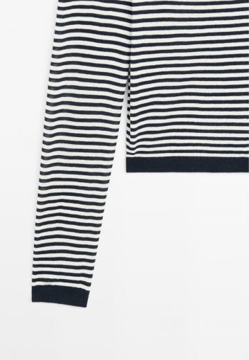 Пуловер в полоску